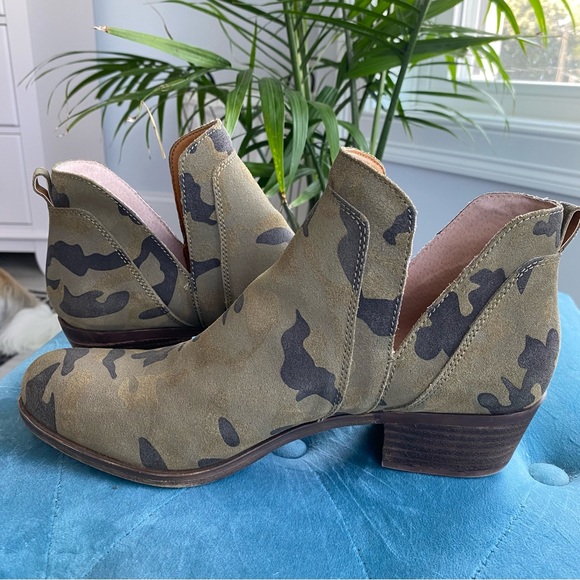 Women’s Lucky Brand Camo Booties size 9 - Picture 4 of 7